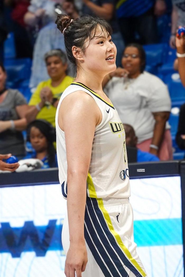 必赢官网下载-李月汝抹胸礼服惊艳全场：美球迷高呼绝美容颜！小宝透露还没谈恋爱