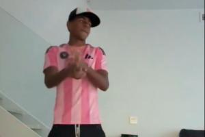 必赢官网下载-致敬？亚马尔社媒晒视频跳尬舞，身穿梅西的迈阿密国际球衣