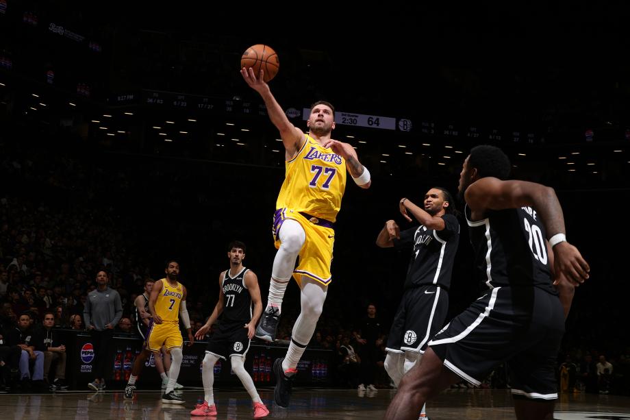 必赢官网入口-詹姆斯和东契奇合砍49分 里夫斯复出湖人客场轻取篮网